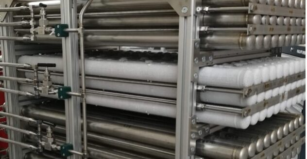 Hydrogen gas is discharged from a solid-state hydrogen storage which cools the system.