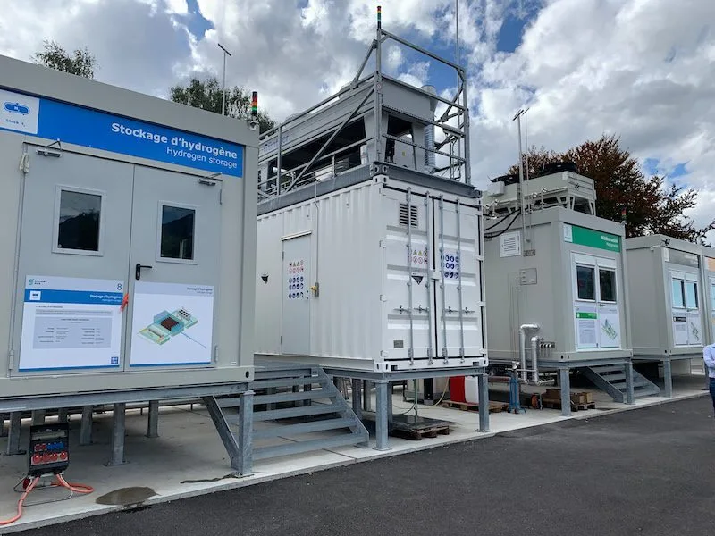 An alkaline electrolyzer installed at a facilitiy together with a GRZ DASH buffer storage and an UPSOM methanation reactor.